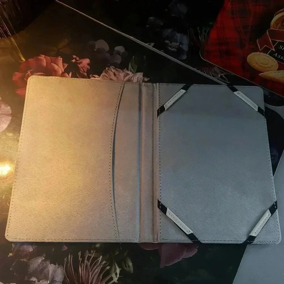 E-Reader Sleeve Cover Case Cream Faux Leather Authors Names Engraved - Picture 5 of 9